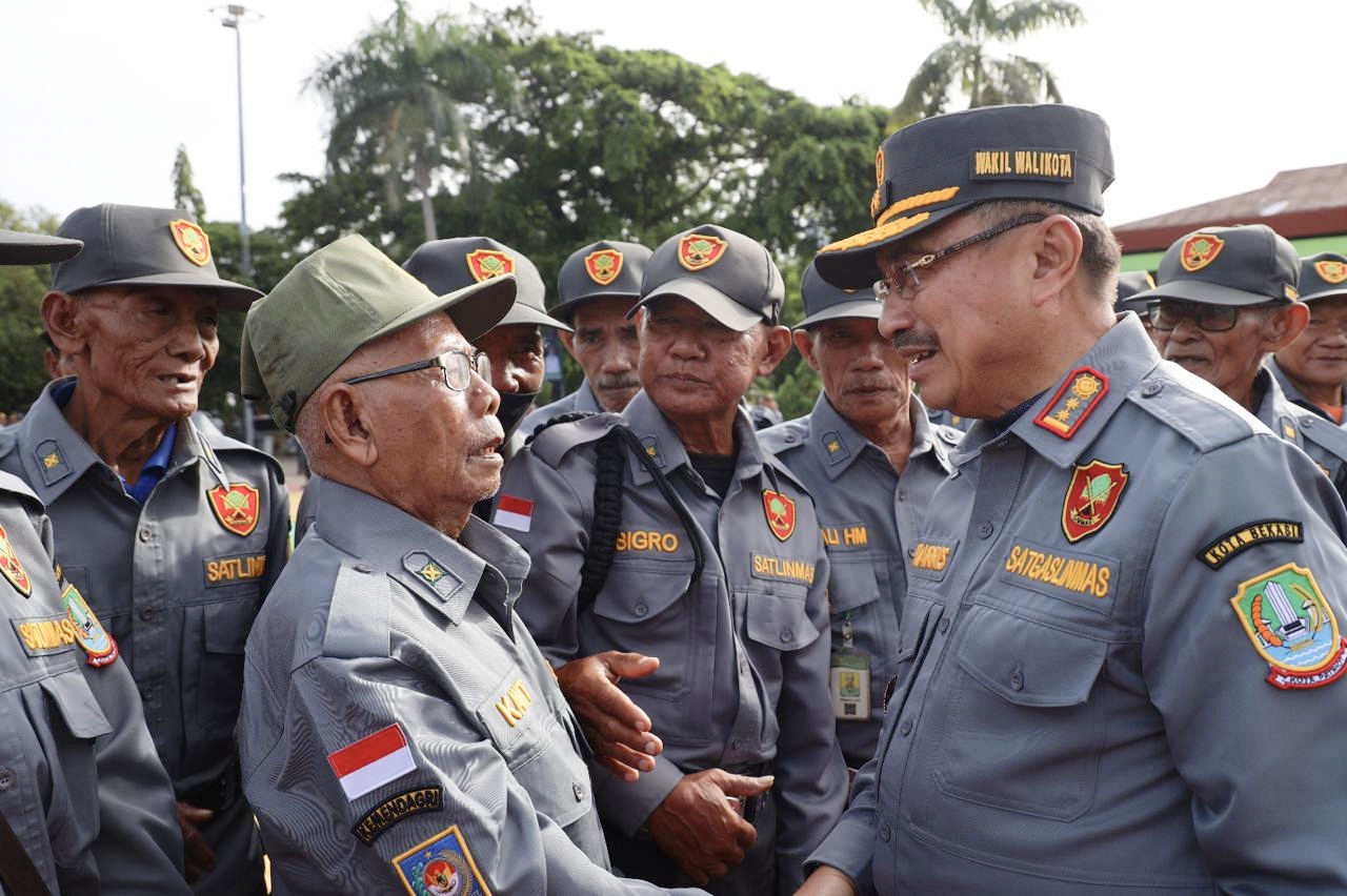 Wawali Harris Bobihoe Berikan Apresiasi Satlinmas Usia Senja