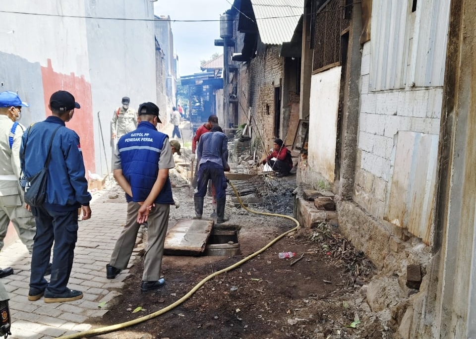 Distaru Kota Bekasi Bongkar Bangli Pabrik Tahu Diatas Kali Cupu Margahayu