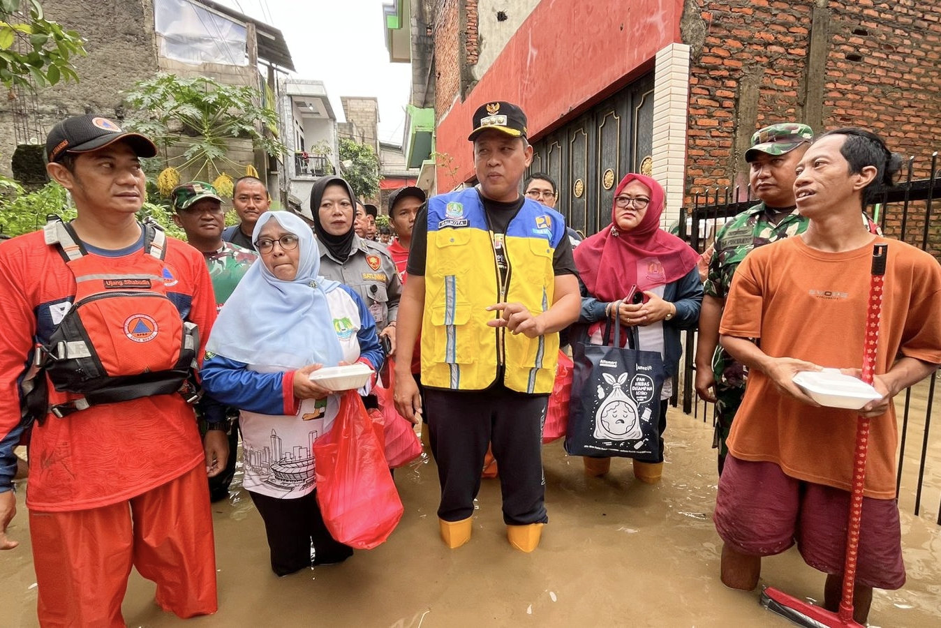 Banjir Kepung Gang Mawar Margahayu, Wali Kota Bekasi Dengarkan Keluhan Warga