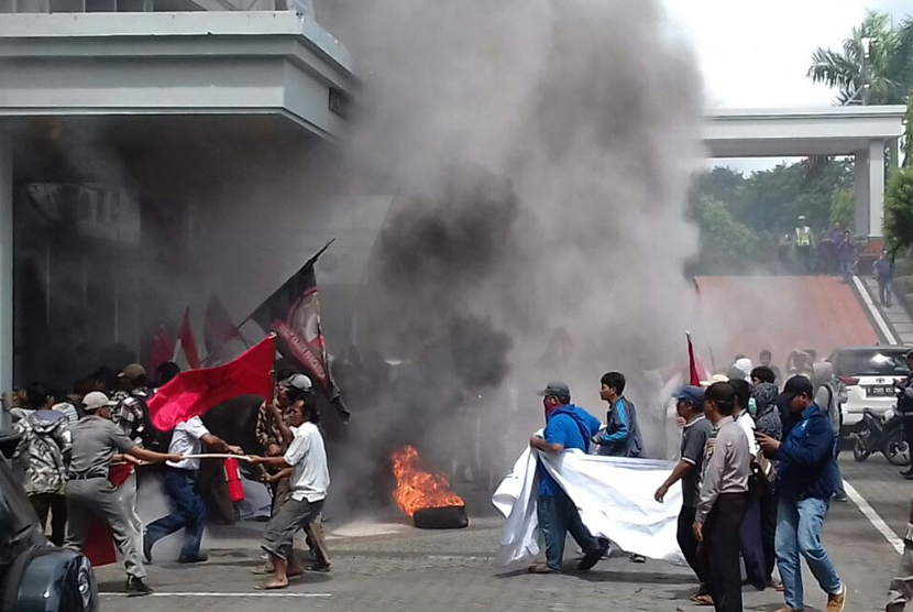 Pembubaran Paksa Demo Di Gedung DPRD Kota Bekasi Dianggap Anti Demokrasi?