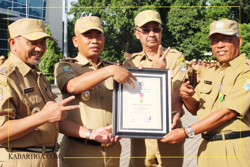 Presiden Saksikan Penyematan Lencana PB PGRI Kepada Wali Kota Bekasi