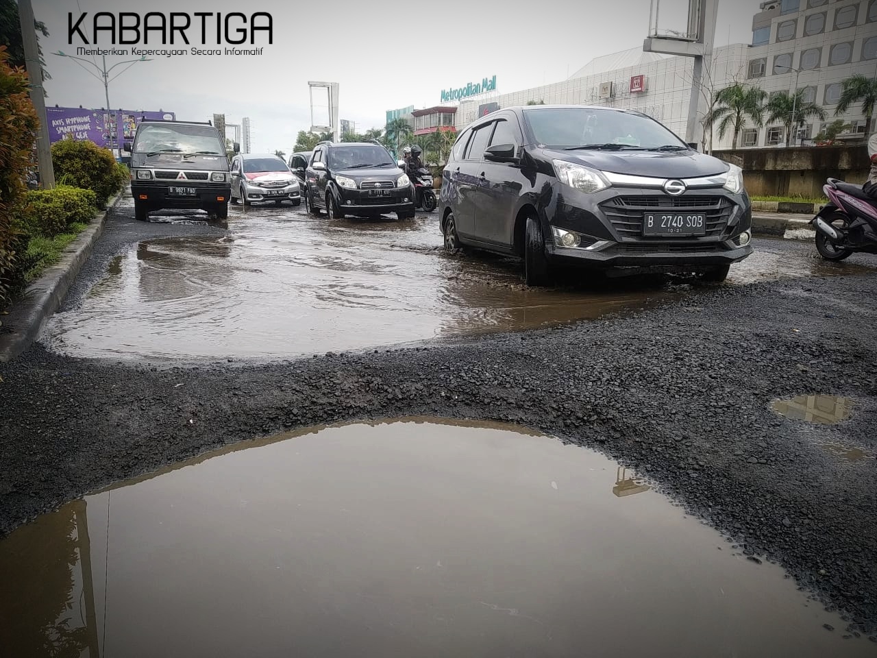 Pengendara Keluhkan Jalan KH Noer Ali Bagai Kubangan Kerbau