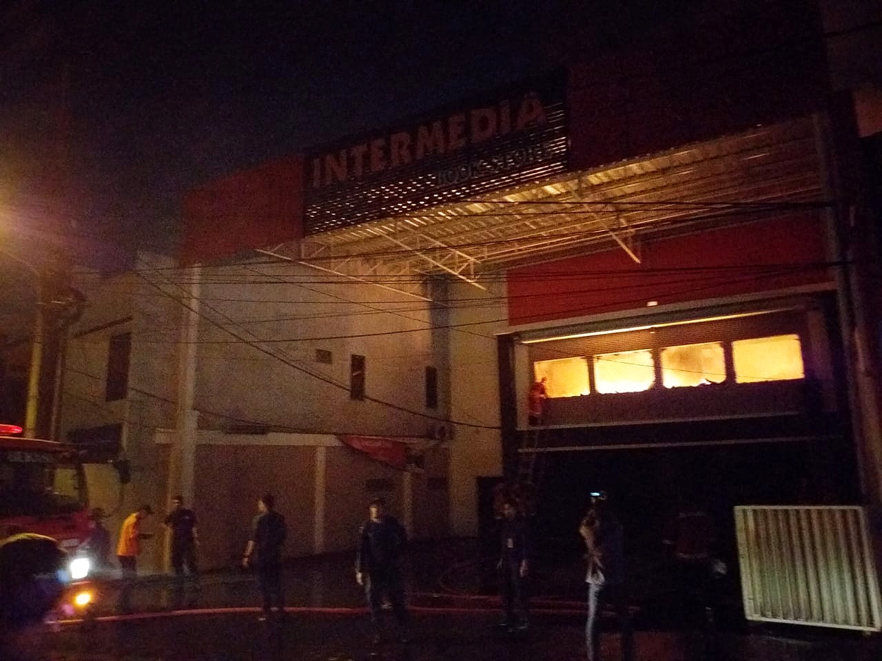 Si Jago Merah Lahap Habis Toko Intermedia Rawalumbu