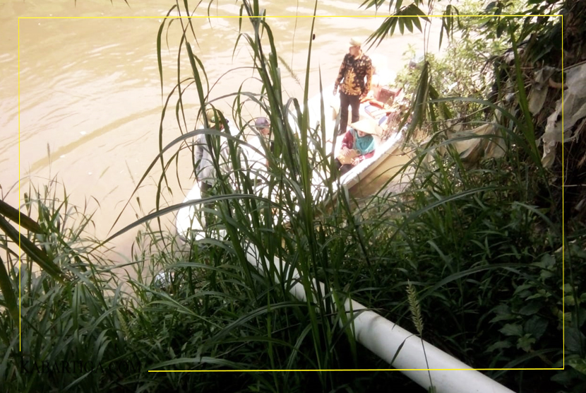 Sidak, Kadis Lingkungan Hidup Kota Bekasi Temukan Pembuangan Limbah ke Kali Bekasi