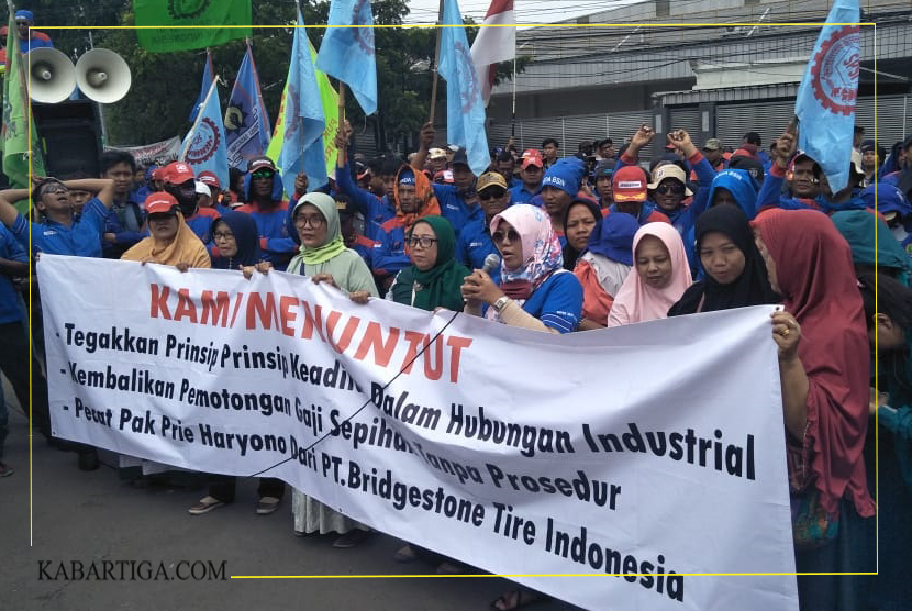 Potong Upah Karyawan, PT Brigstone Tire Indonesia di Demo