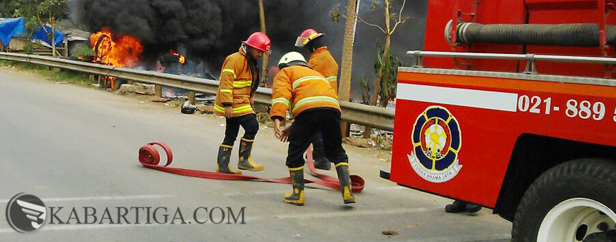 Dua Bangunan Liar di Jalan Tol Jor Kalimalang Dilahap si Jago Merah