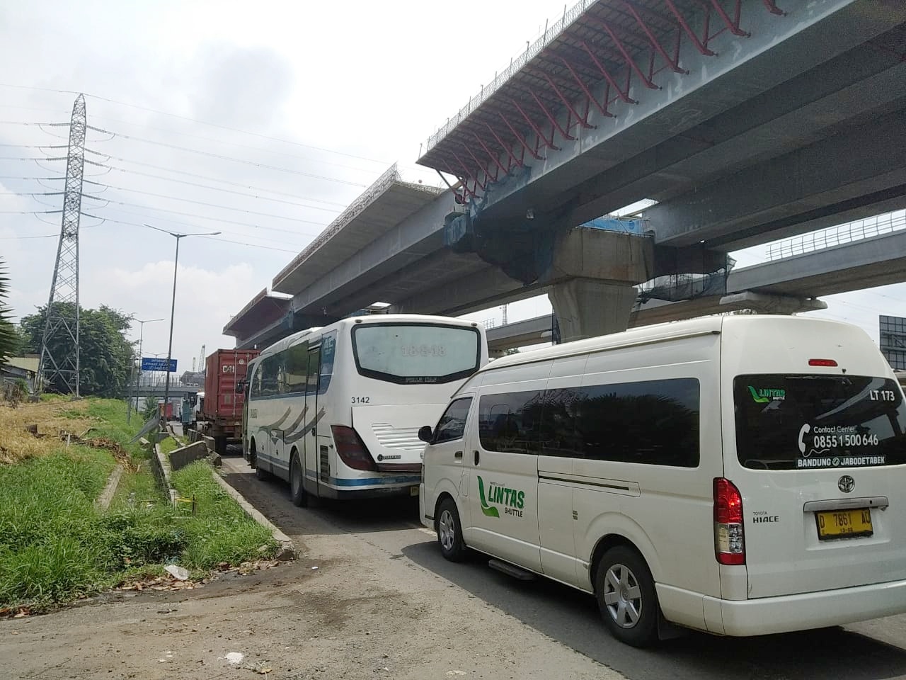 Jasa Marga Evakuasi Dua Truk Penyebab Macet di Tol Cikunir
