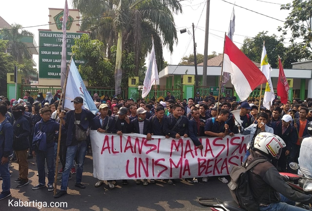 Ratusan Mahasiswa Bekasi Menuju Senayan Siang Ini