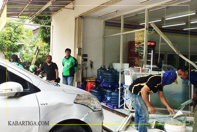 Salah Injak Pedal, Mobil Nyelonong Masuk Indomart 