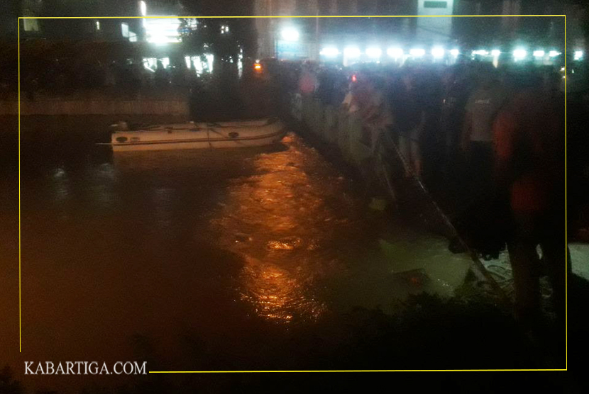 Terperosok, Sopir Pick Up Beserta Mobil Tenggelam Di Kalimalang