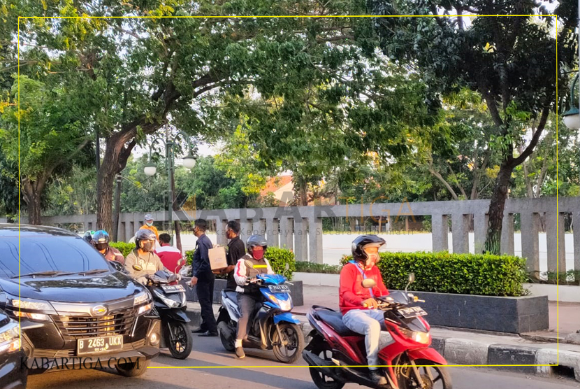 Pekerja Kebersihan dan Keamanan DPRD Kota Bekasi Berbagi Takjil Ditengah Covid-19