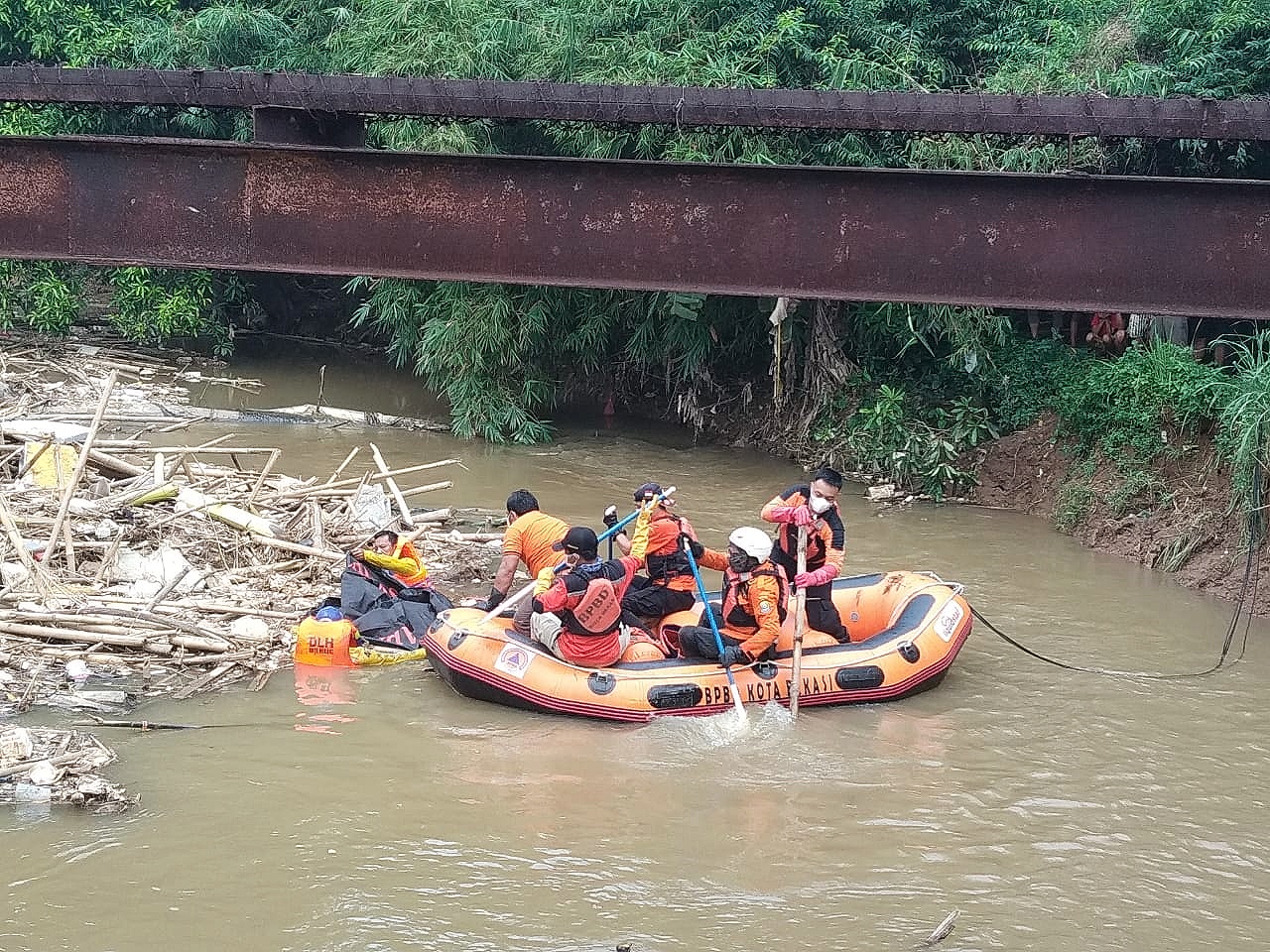 Wanita Paruh Baya Ditemukan Mengambang di Bendungan Koja Cikeas