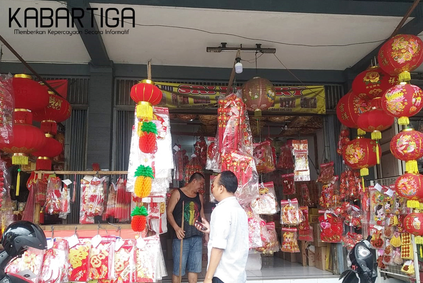 Jelang Imlek, Penjualan Pernak-Pernik Sepi Peminat