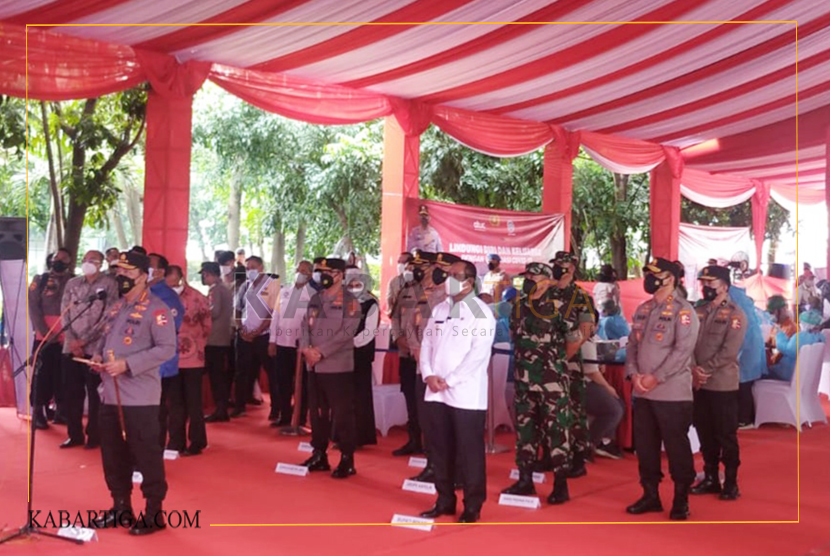Plt Bupati Bekasi Dampingi Kapolri Tinjau Vaksinasi Booster Presisi di PT Fajar Surya Wisesa 