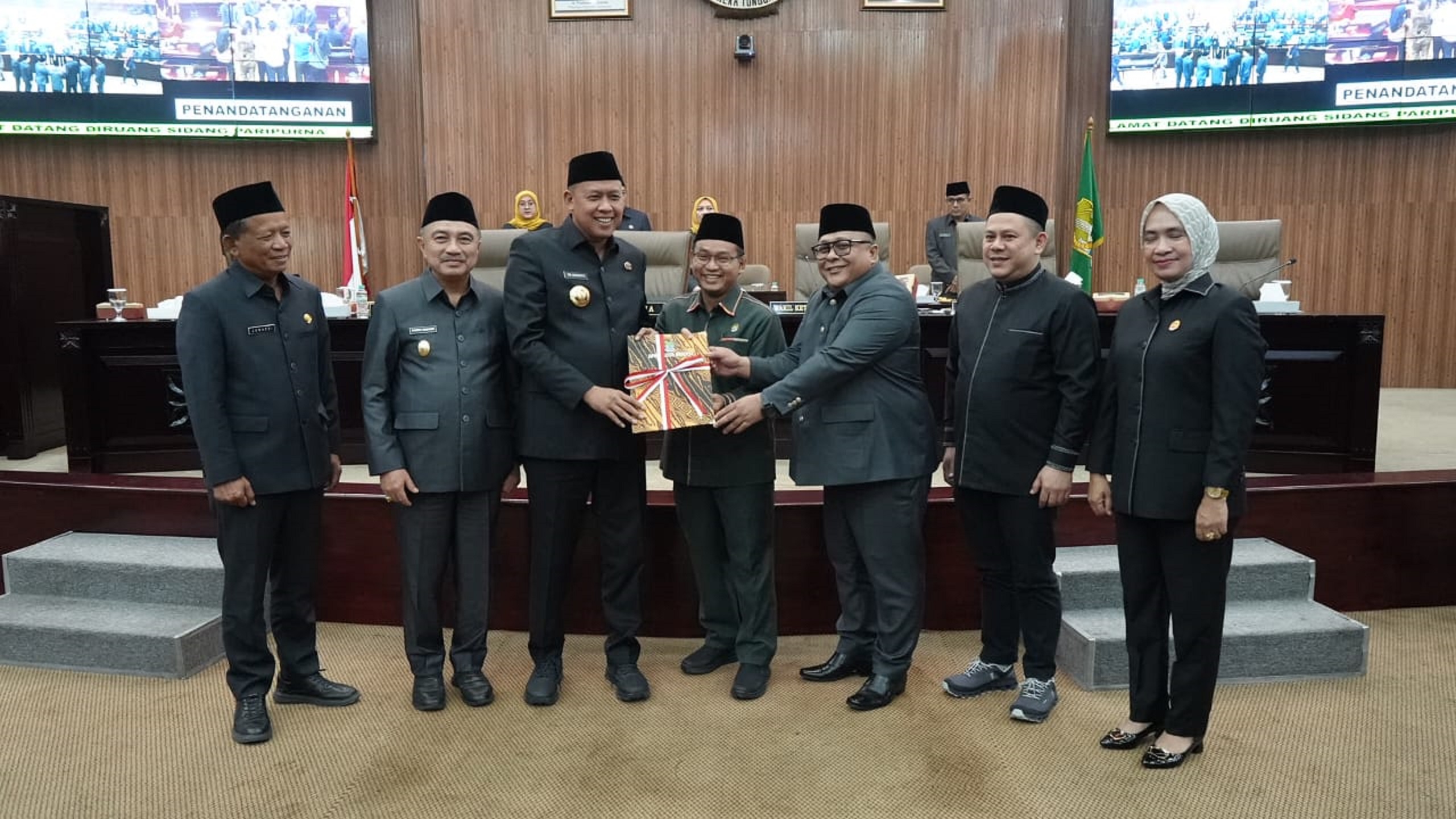 Rapat Paripurna DPRD Kota Bekasi Bahas Laporan Komisi Terkait LKPJ Kepala Daerah Tahun 2024 dan Penandatanganan Kesepakatan Persetujuan Raperda