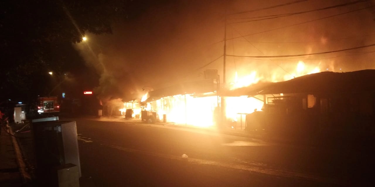 Kios dan Gudang Rongsok di Multiguna Bekasi Ludes Terbakar