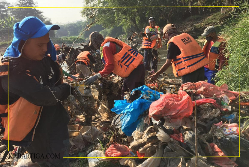 Geleng Kepala, Tri Adhianto Saksikan Kondisi Curug Parigi Yang Memprihatinkan