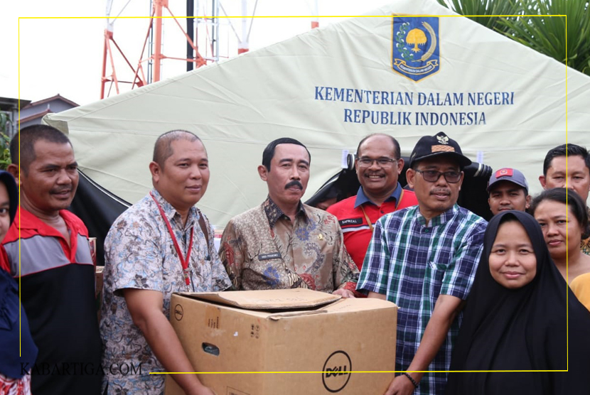 Sekjen Kemendagri Salurkan Bantuan di Jatiasih 