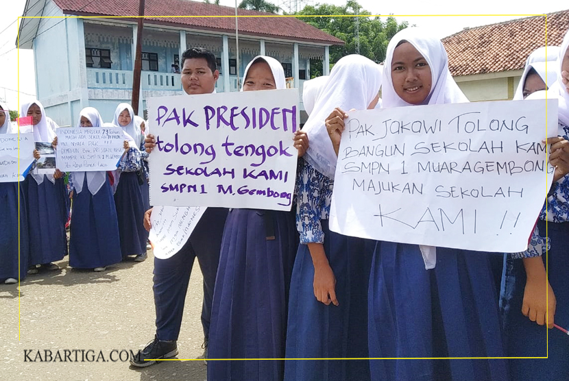 Siswa SMPN 1 Muara Gembong Sambut Jokowi Dengan Keluhan