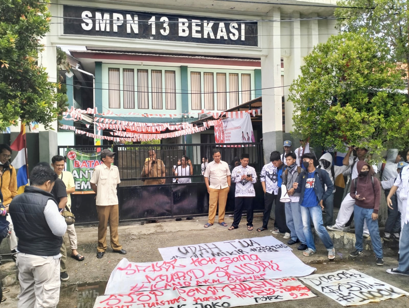 Murid SMPN 13 Kota Bekasi Demo Tuntut Pelaku Pelecehan Seksual Diberhentikan