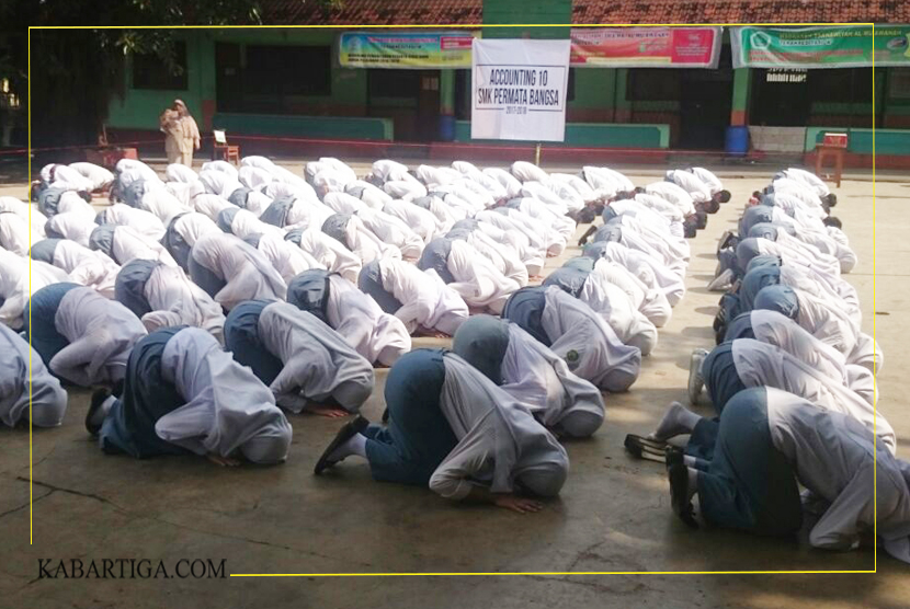 Siswa SMK Permata Bangsa Akhiri UNBK Dengan Sujud Syukur