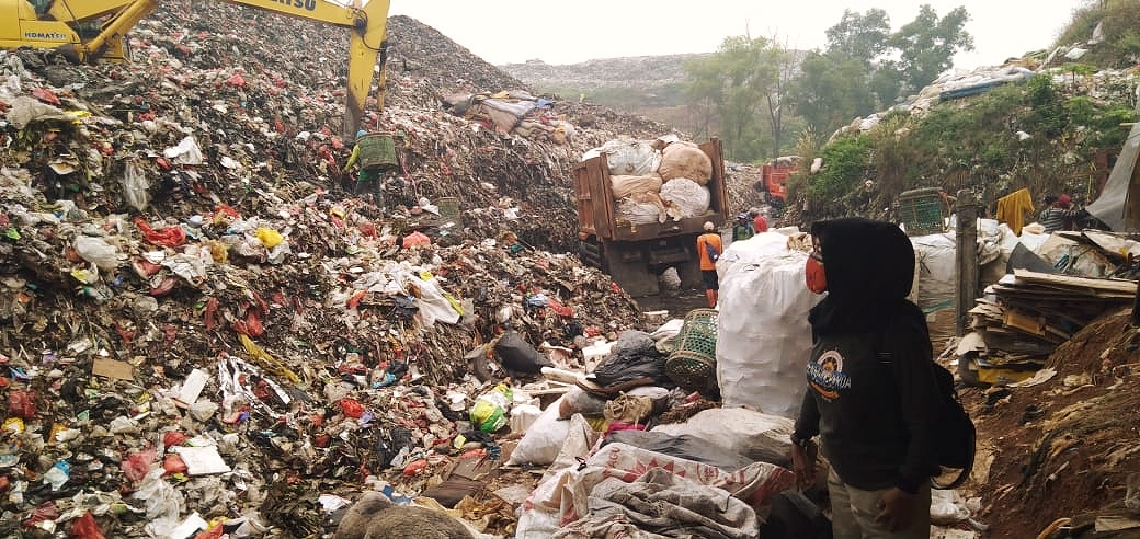Sumur Batu Kekurangan Alat Berat, Truk Sampah Tersendat Membuang  