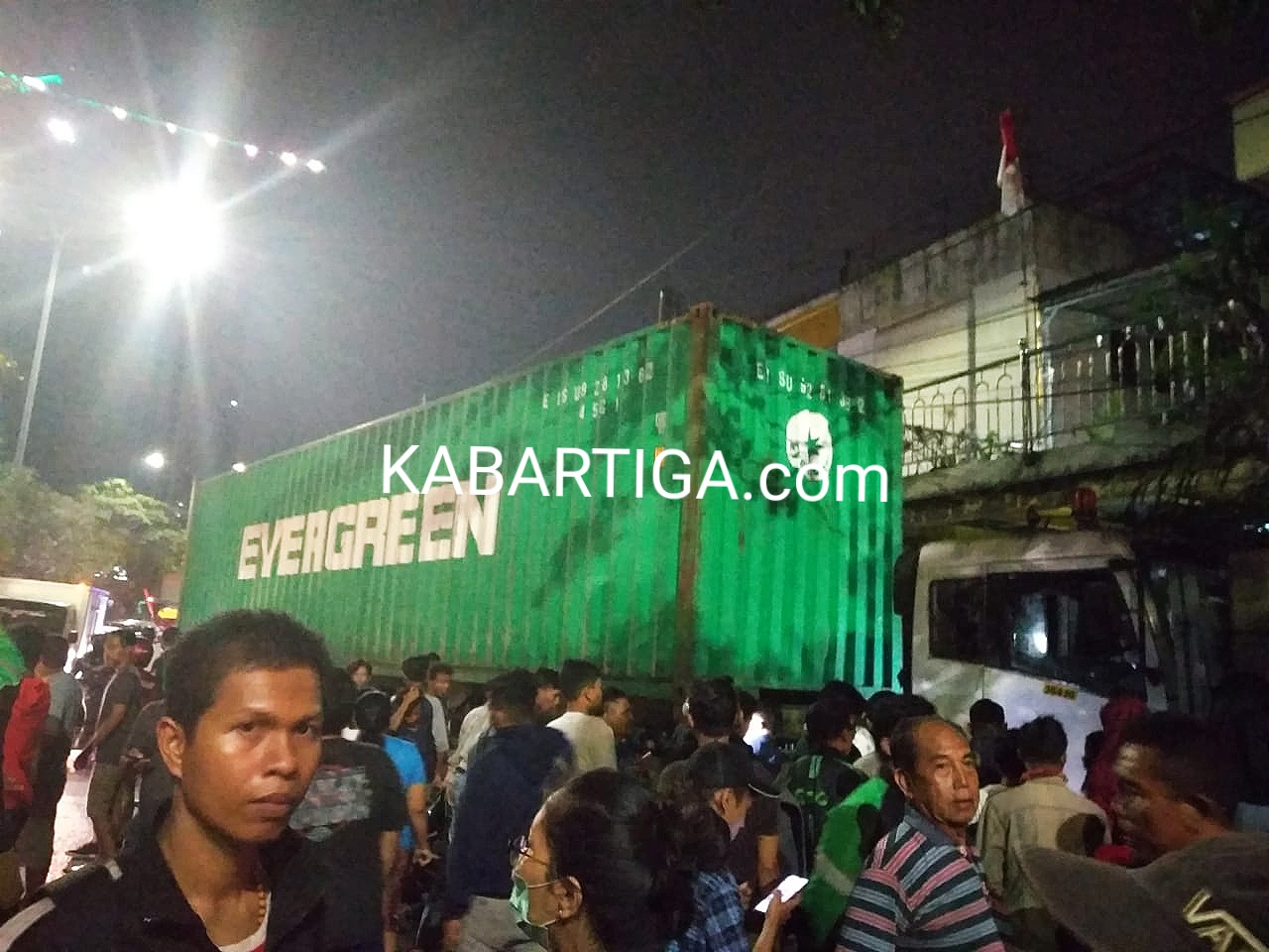 Ugal-Ugalan, Truk Kontainer di Jalan Cut Mutia Kota Bekasi Tabrak Seorang Pelajar Hingga Tewas 