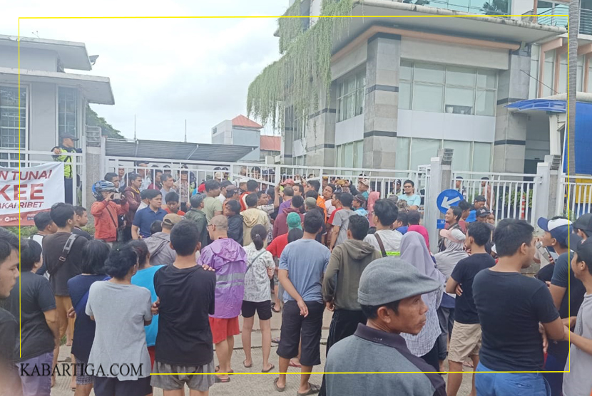 25 Tahun Tidak Kebanjiran, Warga Perumahan Harapan Indah Geruduk Kantor HDP Group